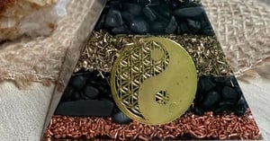 Concours Gagnez une pyramide orgonite en shungite! Concours Positive Vibration