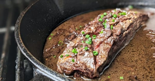 Bavette de Boeuf Sauce au Vin Rouge et Échalotes sur le BBQ