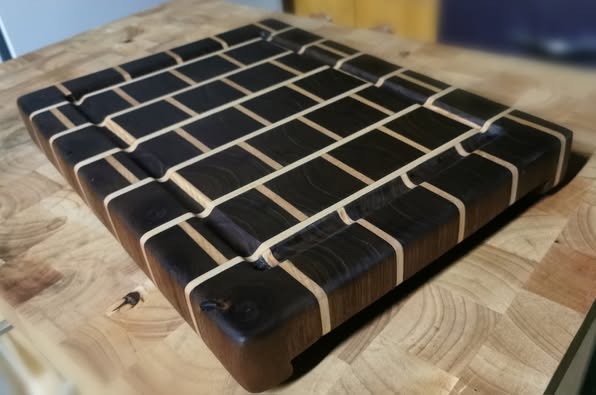 Concours DLLH Ébéniste - Gagnez une planche à découper en grain de noyer noir massif et chêne blanc, faite à la main avec passion et précision!
