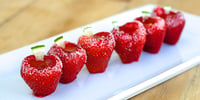 Photo de la Recette: Des Jello Shots Servis dans des Fraises