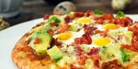 Photo de la Recette: Pizza Déjeuner aux Oeufs de Caille, Avocat et Bacon