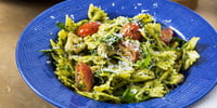 Photo de la Recette: Boucles au Poulet à L'ail Pesto de Roquette et Parmesan