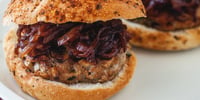 Photo de la Recette: Burger de Poulet Champignons et Oignons Rouges Caramélisés