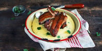 Photo de la Recette: Côtes Levées de Porc au Café avec Polenta au Fromage et aux Fines Herbes