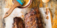 Photo de la Recette: CÔTES LEVÉES DE PORC, SAUCE CHILI AUX PÊCHES ET À LA LIME