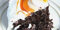 Photo de la Recette: Délicieux Gâteau au Chocolat, Caramel, Crème Fouettée et Sauce au Caramel