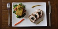 Photo de la Recette: MIGNON DE PORC, EN CROÛTE DE BAYONNE, FOURRÉ À CŒUR AU BRAISÉ D"ÉPINARDS