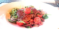 Photo de la Recette: MIGNON SUR SALADE D’ÉPINARDS À LA VINAIGRETTE CHAUDE BACON-DIJON