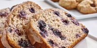 Photo de la Recette: PAIN AUX BANANES ET AUX BLEUETS SANS GLUTEN* AVEC COULIS DE CANNELLE