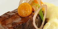 Photo de la Recette: PALERON DE BOEUF BRAISÉ, ALIGOT DE PANAIS ET AU FROMAGE LA BELLE-MÈRE, CERISES DE TERRE ET JUS DE VEAU