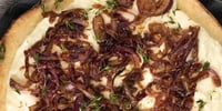 Photo de la Recette: PIZZA FINE AUX OIGNONS ET SAUCE CRÉMEUSE À BASE DE FROMAGE LE CABROUET