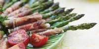 Photo de la Recette: POINTES D'ASPERGES GRILLÉES ENROBÉES DE PROSCIUTTO