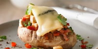 Photo de la Recette: POMMES DE TERRE FARCIES AU POULET, AUX POIVRONS GRILLÉS ET AU FROMAGE LE CENDRÉ