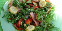 Photo de la Recette: Salade de Roquette aux Poivrons Marinés au Bacon et ses Tuiles de Parmesan