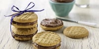 Photo de la Recette: Sandwiches aux Biscuits au Beurre D’arachide avec Ganache au Yogourt Grec