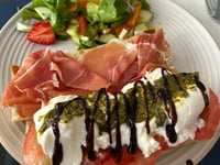 Photo de la Recette: Sandwich Pesto, Prosciutto et Burrata
