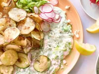 Photo de la Recette: Assiette de Tzatziki au Féta et de Croustilles de Courgettes