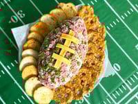 Photo de la Recette: Ballon de Football au Fromage et Smoked Meat Super Bowl