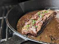 Photo de la Recette: Bavette de Boeuf Sauce au Vin Rouge et Échalotes sur le BBQ