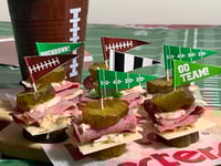 Photo de la Recette: Sandwich de Cornichons au Smoked Meat Super Bowl