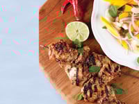 Photo de la Recette: Brochettes de Hauts de Cuisses de Poulet à la Jerk, Salade de Mangue