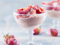 Photo de la Recette: Mousse à la Fraise sur Nid de Meringue