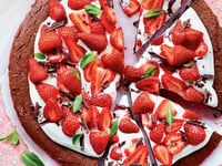 Photo de la Recette: Biscuit Géant au Chocolat, Garniture au Fromage et aux Fraises