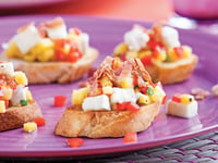 Photo de la Recette: Crostinis au Brie, Bacon et Salsa de Mangue