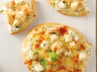 Photo de la Recette: Mini-pizzas aux Fruits de Mer, Sauce Béchamel au Beurre à l’Ail