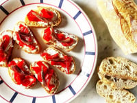 Photo de la Recette: Crostini Chèvre, Poivrons et Anchois