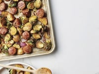 Photo de la Recette: Plaque de Saucisses, Pommes de Terre et Choux de Bruxelles