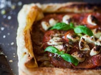 Photo de la Recette: Tarte aux Oignons Caramélisés, Tomates & Chèvre