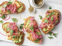 Photo de la Recette: Tartines à l’Avocat, au Halloumi et aux Oignons Marinés