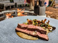 Photo de la Recette: Tomahawk de Boeuf sur Feu de Bois, Sauce aux Oignons Brûlés