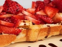 Photo de la Recette: BAGUETTE AU BRIE DE PORTNEUF FONDANT AUX FRAISES ET CARAMEL BALSAMIQUE