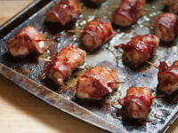 Photo de la Recette: BOUCHÉES DE DINDON AU BACON AVEC SAUCE BARBECUE AUX CANNEBERGES ET CHIPOTLES