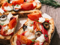 Photo de la Recette: BRUSCHETTAS À LA MÉDITERRANÉENNE, RECETTE SANS GLUTEN