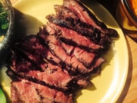 Photo de la Recette: Bavette Marinée aux Pommes et aux Échalotes