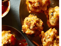 Photo de la Recette: Bouchées de Macaroni au Fromage avec Condiment à la Tomate Épicée