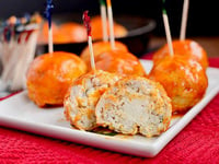 Photo de la Recette: Boulettes de Poulet Farcies au Feta Sauce Buffalo