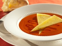 Photo de la Recette: CRÈME DE TOMATE GARNIE DE FROMAGE LE COUREUR DES BOIS FONDANT ET DE MIEL