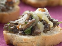 Photo de la Recette: Copeaux de Bœuf sur Crostini au Raifort