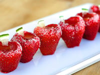 Photo de la Recette: Des Jello Shots Servis dans des Fraises