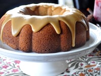 Photo de la Recette: GÂTEAU-POUDING AUX POMMES, SAUCE AU CARAMEL