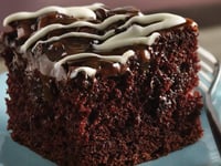 Photo de la Recette: Gâteau « piqué » Aux Grains De Chocolat Et Caramel