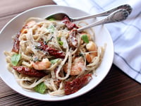 Photo de la Recette: Linguine aux Crevettes, Crème et Tomates Séchées