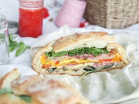 Photo de la Recette: MUFFALETTA AUX LÉGUMES GRILLÉS & CHARCUTERIES (SANDWICH À PARTAGER)