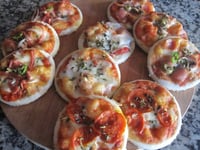 Photo de la Recette: Mini Pizza Péperoni et Mozarella