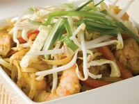 Photo de la Recette: NOUILLES SAUTÉES À LA THAÏLANDAISE, AU CARI DE POULET ET DE CREVETTES