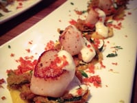 Photo de la Recette: Pétoncles Poêlées sur Purée de Maïs, Zucchini Frit et Chorizo